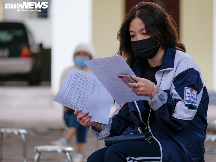 Ảnh: Ngày đầu Hà Nội tiêm vaccine COVID-19 cho học sinh 15 - 17 tuổi - 3