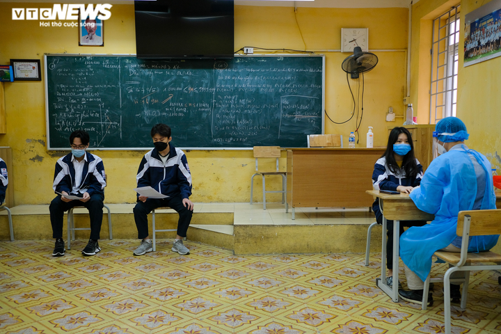 Ảnh: Ngày đầu Hà Nội tiêm vaccine COVID-19 cho học sinh 15 - 17 tuổi - 11