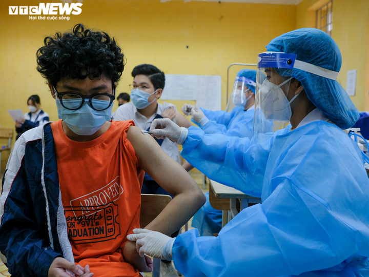 Ảnh: Ngày đầu Hà Nội tiêm vaccine COVID-19 cho học sinh 15 - 17 tuổi - 9