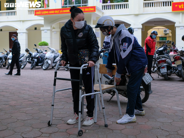 Ảnh: Ngày đầu Hà Nội tiêm vaccine COVID-19 cho học sinh 15 - 17 tuổi - 4