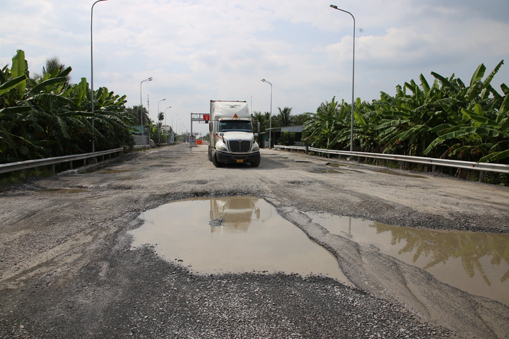 Ảnh: Tuyến tránh Cai Lậy hư hỏng nặng, 'ổ voi' đầy đường - 3