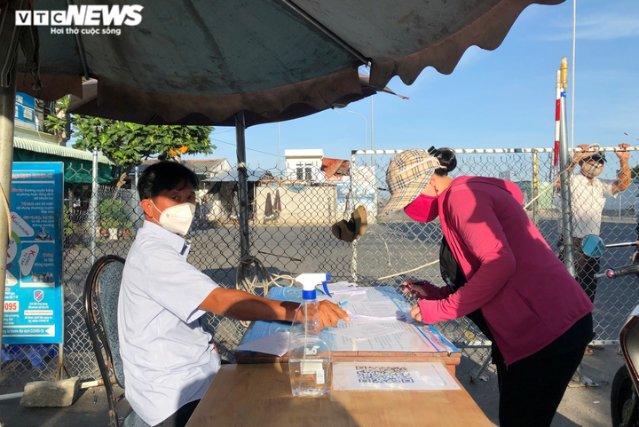 Ảnh: Nhộn nhịp thuyền về đầy ắp tôm cá ở 'làng chài giàu nhất nước' - 2