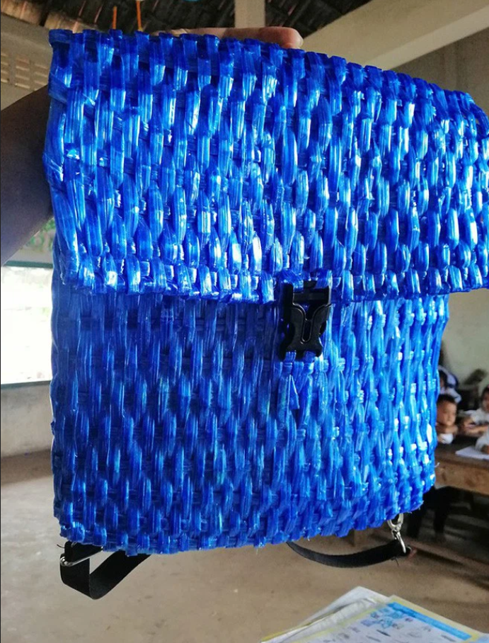 Chiếc cặp lạ giúp cậu bé nghèo bỗng nổi tiếng, sự thật đằng sau gây xúc động - 2