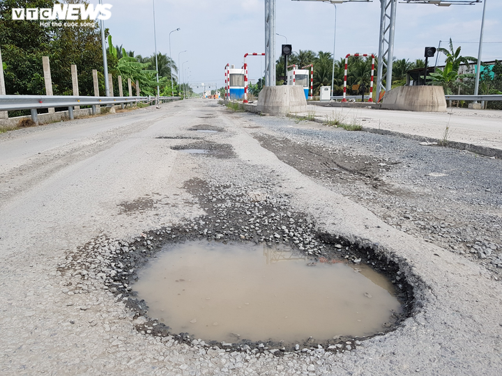 Ảnh: Tuyến tránh Cai Lậy hư hỏng nặng, 'ổ voi' đầy đường - 7