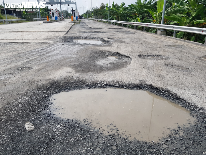 Ảnh: Tuyến tránh Cai Lậy hư hỏng nặng, 'ổ voi' đầy đường - 8