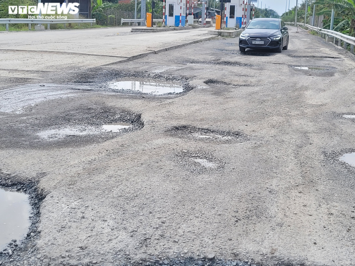 Ảnh: Tuyến tránh Cai Lậy hư hỏng nặng, 'ổ voi' đầy đường - 6