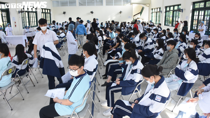 Ảnh: Những học sinh đầu tiên ở Hải Phòng tiêm vaccine phòng COVID-19 - 1