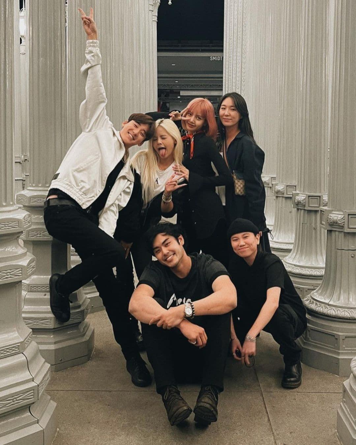 Lisa khoe thân hình vạn người mê, vui hết cỡ bên bạn bè trước khi mắc COVID-19 - 6