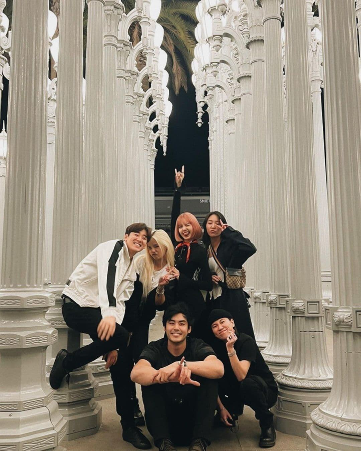 Lisa khoe thân hình vạn người mê, vui hết cỡ bên bạn bè trước khi mắc COVID-19 - 7