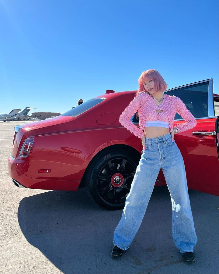 Lisa khoe thân hình vạn người mê, vui hết cỡ bên bạn bè trước khi mắc COVID-19 - 5