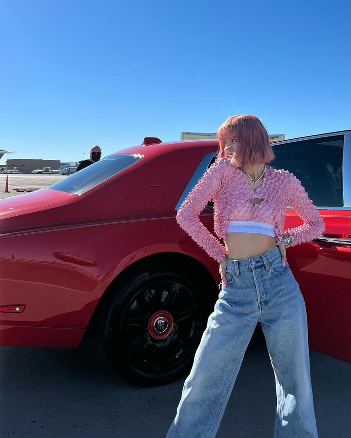 Lisa khoe thân hình vạn người mê, vui hết cỡ bên bạn bè trước khi mắc COVID-19 - 4