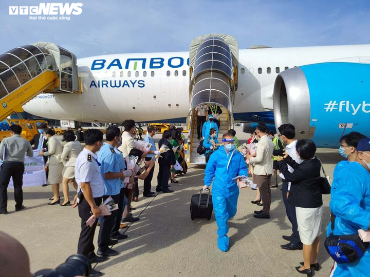 Khánh Hòa đón những du khách quốc tế đầu tiên sau 2 năm tạm dừng - 1