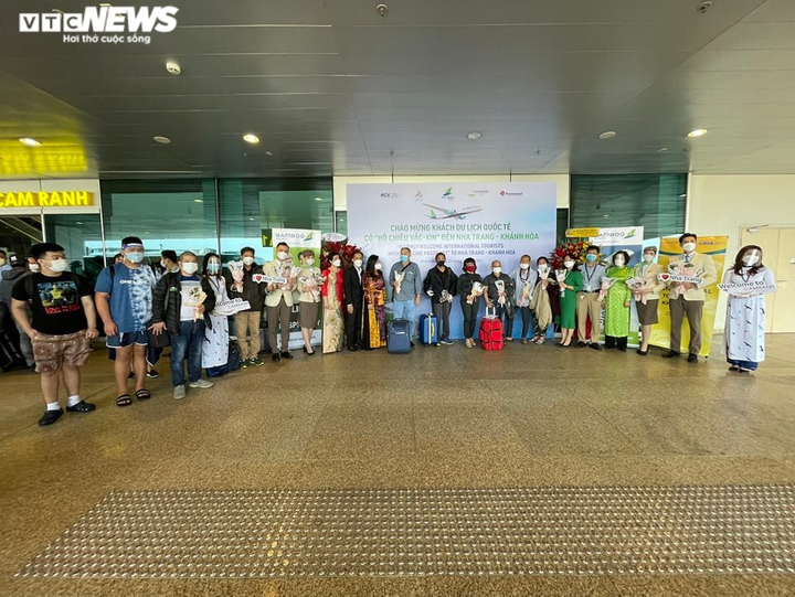 Khánh Hòa đón những du khách quốc tế đầu tiên sau 2 năm tạm dừng - 2