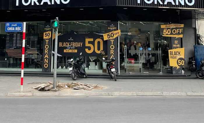Trước Black Friday, phố thời trang ở Hà Nội đìu hiu khách dù giảm giá 80% - 1
