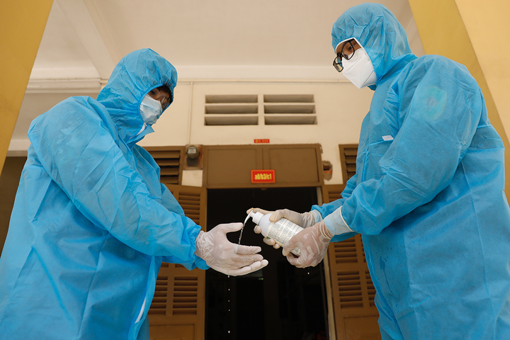 Hà Nội thêm 285 ca COVID-19, tiêm vaccine cho gần 100.000 học sinh - 1