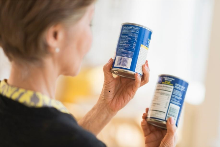 Cảnh giác với hàng hóa bị 'tẩy date': Mẹo hay cho bạn khi mua hàng đóng gói sẵn - 1