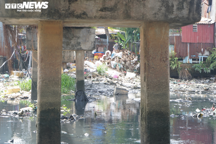 Ảnh: Cuộc sống của người dân bên con rạch ngập rác, ô nhiễm nhất TP.HCM - 10