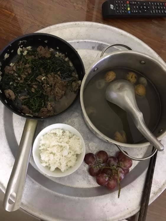 Chàng trai chia sẻ cảnh ăn cơm một mình bỗng bị dân mạng mắng vì 1 chi tiết - 2