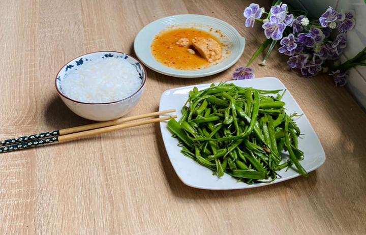 Miền Tây có loại cỏ mọc dại được người dân hái về ăn, khen ngon hơn cả rau muống - 5