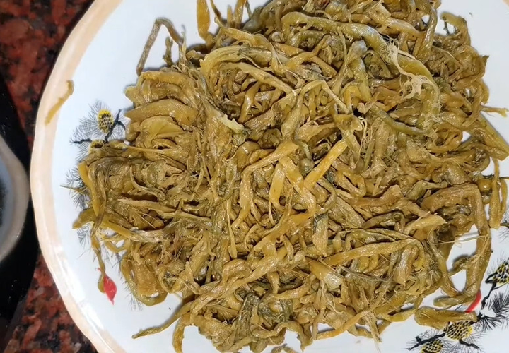 Miền Tây có loại cỏ mọc dại được người dân hái về ăn, khen ngon hơn cả rau muống - 6