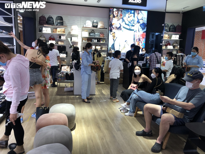 Giờ vàng săn khuyến mãi Black Friday: Hà Nội vắng hoe, TP.HCM chen chúc - 17