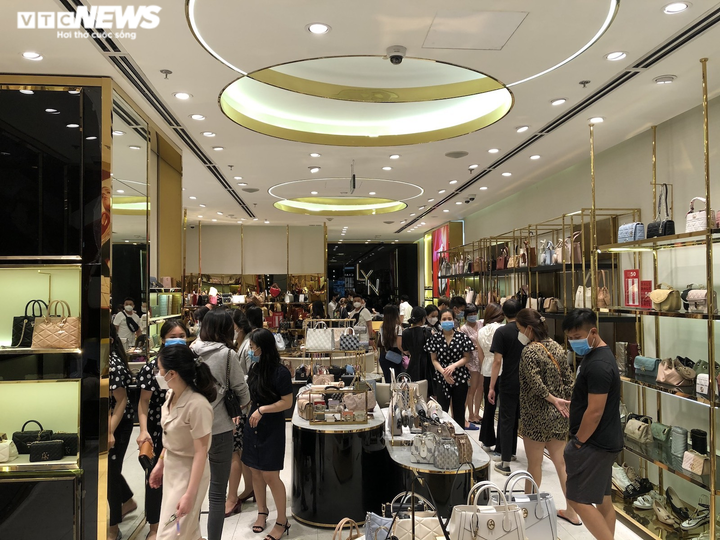 Giờ vàng săn khuyến mãi Black Friday: Hà Nội vắng hoe, TP.HCM chen chúc - 16