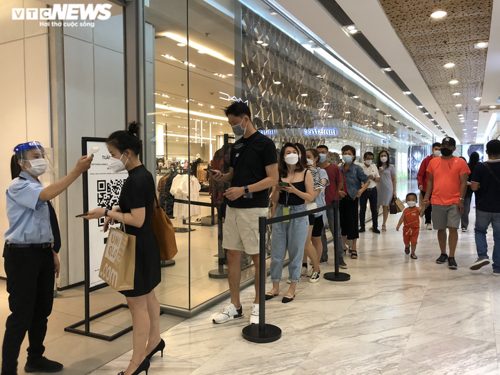 Giờ vàng săn khuyến mãi Black Friday: Hà Nội vắng hoe, TP.HCM chen chúc - 15