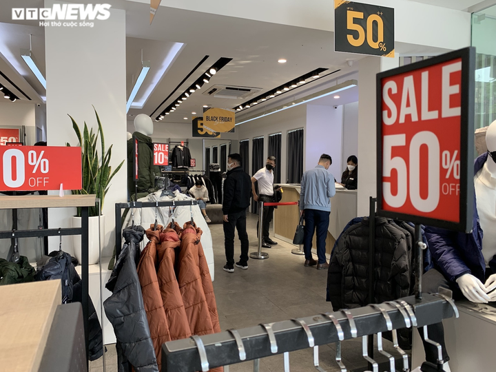Giờ vàng săn khuyến mãi Black Friday: Hà Nội vắng hoe, TP.HCM chen chúc - 7