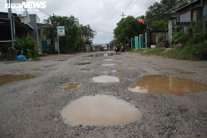 Cận cảnh quãng đường 2,5km chi chít 'ổ voi, ổ gà' ở Quảng Nam - 3