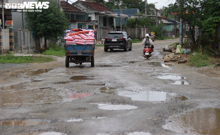 Cận cảnh quãng đường 2,5km chi chít 'ổ voi, ổ gà' ở Quảng Nam - 2