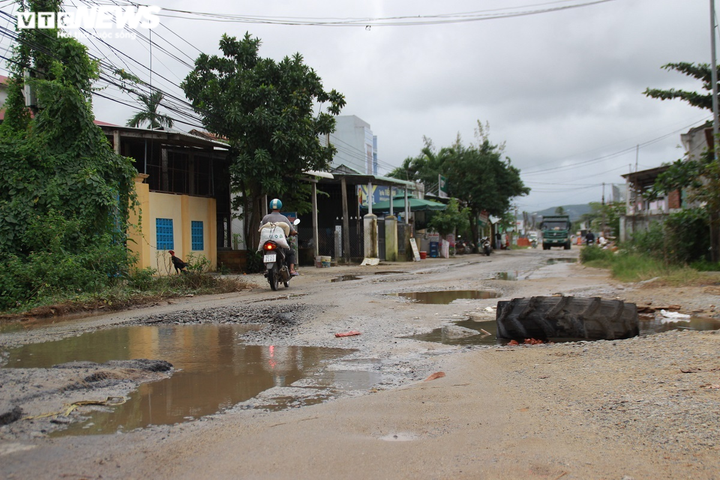 Cận cảnh quãng đường 2,5km chi chít 'ổ voi, ổ gà' ở Quảng Nam - 8