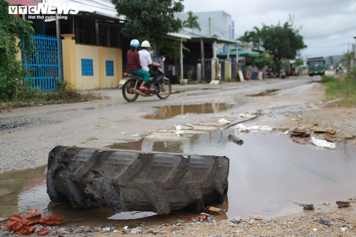 Cận cảnh quãng đường 2,5km chi chít 'ổ voi, ổ gà' ở Quảng Nam - 6