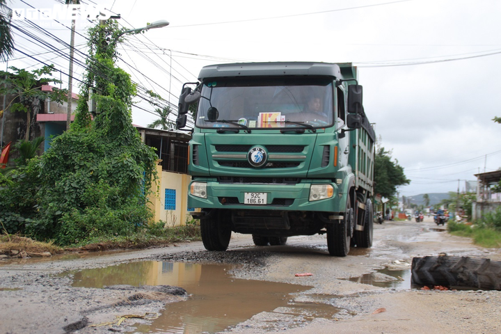 Cận cảnh quãng đường 2,5km chi chít 'ổ voi, ổ gà' ở Quảng Nam - 1