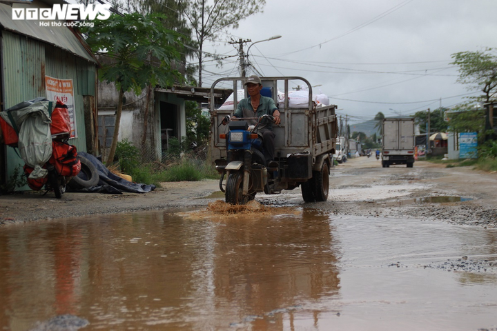 Cận cảnh quãng đường 2,5km chi chít 'ổ voi, ổ gà' ở Quảng Nam - 4