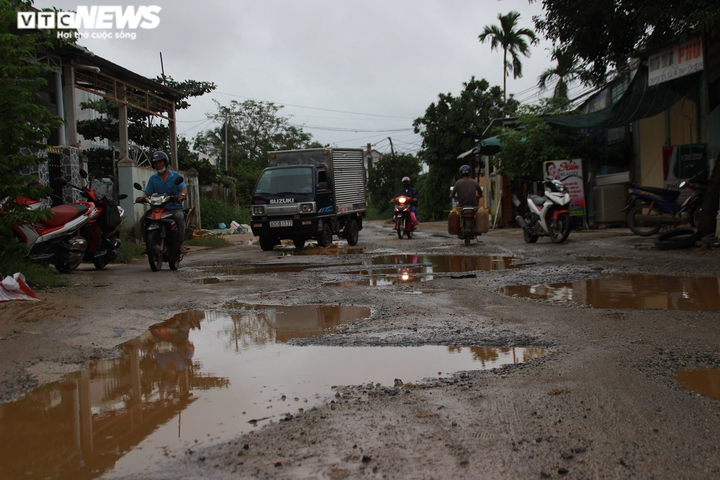 Cận cảnh quãng đường 2,5km chi chít 'ổ voi, ổ gà' ở Quảng Nam - 9