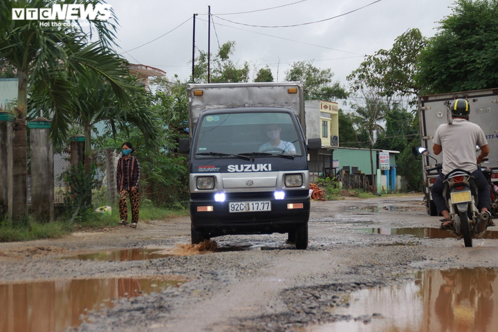 Cận cảnh quãng đường 2,5km chi chít 'ổ voi, ổ gà' ở Quảng Nam - 7