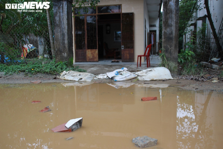 Cận cảnh quãng đường 2,5km chi chít 'ổ voi, ổ gà' ở Quảng Nam - 5