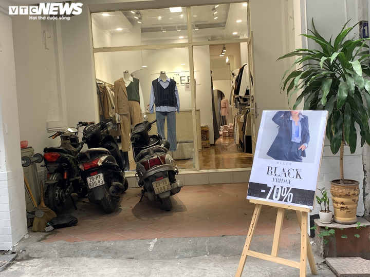 Giờ vàng săn khuyến mãi Black Friday: Hà Nội vắng hoe, TP.HCM chen chúc - 4