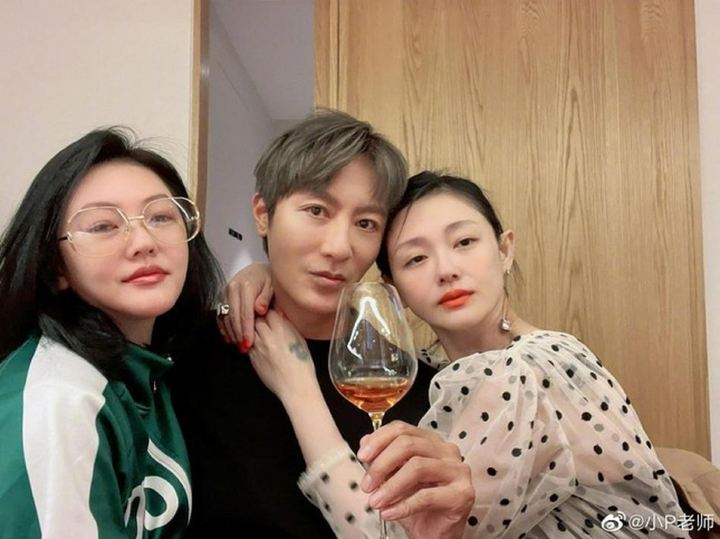 Từ Hy Viên ôm vai bá cổ người đàn ông lạ sau tuyên bố ly hôn - 2