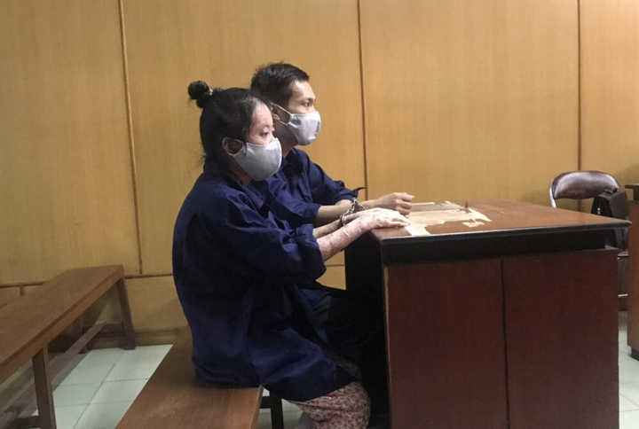 Cửa hàng trưởng siêu thị tráo tiền giả lấy tiền thật bị phạt 5 năm tù - 1