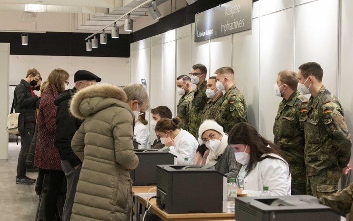 Thêm một quốc gia châu Âu ghi nhận ca nhiễm siêu biến chủng Omicron - 1