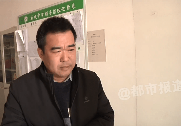 Học sinh nôn mửa tập thể vì ăn đồ hỏng, hiệu trưởng khóc lóc phân trần - 1