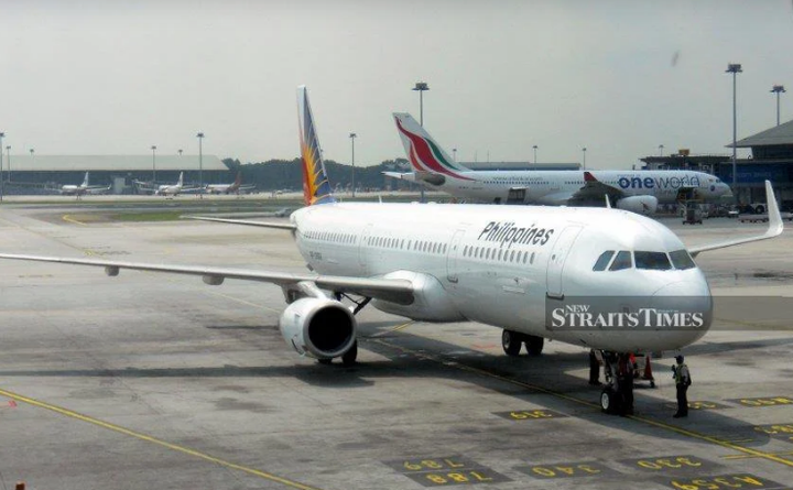 Loạt nước Đông Nam Á siết hạn chế đi lại vì siêu biến chủng Omicron - 1