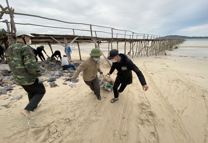 Bãi biển Cô Tô thơ mộng bị rác bủa vây tứ bề, xã đảo huy động tổng lực thu gom - 2