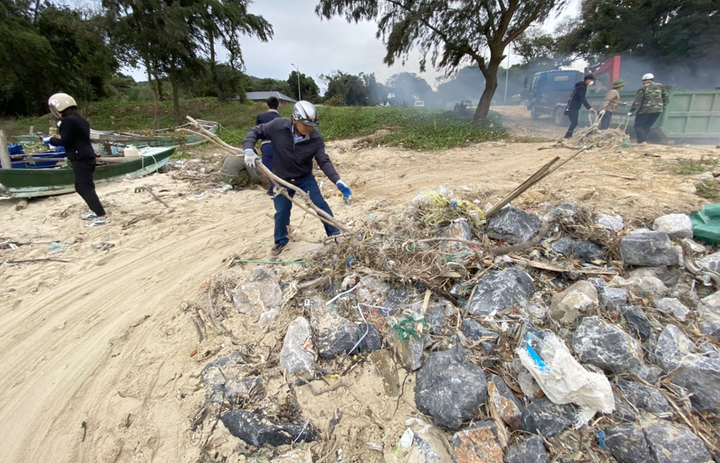 Bãi biển Cô Tô thơ mộng bị rác bủa vây tứ bề, xã đảo huy động tổng lực thu gom - 12