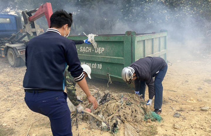 Bãi biển Cô Tô thơ mộng bị rác bủa vây tứ bề, xã đảo huy động tổng lực thu gom - 14