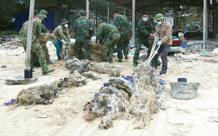 Bãi biển Cô Tô thơ mộng bị rác bủa vây tứ bề, xã đảo huy động tổng lực thu gom - 3