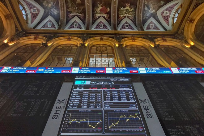 Chứng khoán toàn cầu lao đao vì biến chủng COVID-19 mới - 1