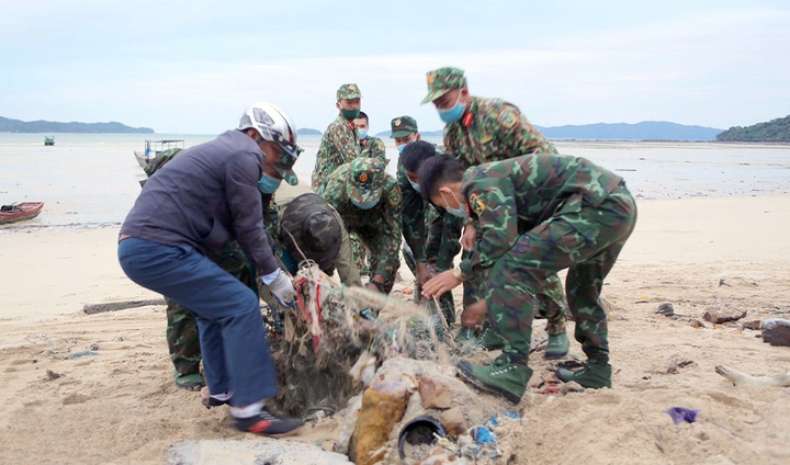 Bãi biển Cô Tô thơ mộng bị rác bủa vây tứ bề, xã đảo huy động tổng lực thu gom - 5