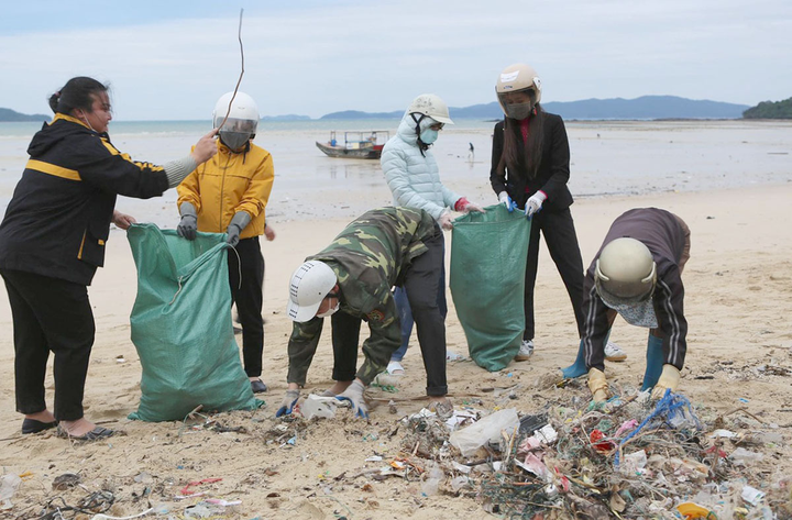 Bãi biển Cô Tô thơ mộng bị rác bủa vây tứ bề, xã đảo huy động tổng lực thu gom - 9